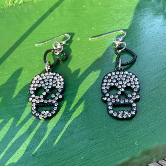 🖤💀Witchy Skull Earrings💀🖤 - Picture 4 of 4